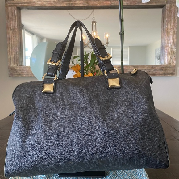 Michael Kors Signature Bag (Black) w/Gold Hardware. - Picture 4 of 14